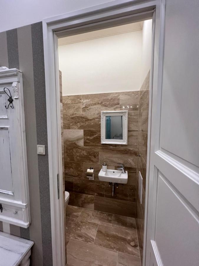 Kalitka Apartman Eger Esterno foto