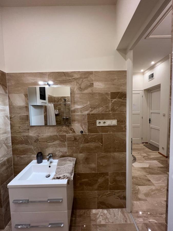 Kalitka Apartman Eger Esterno foto